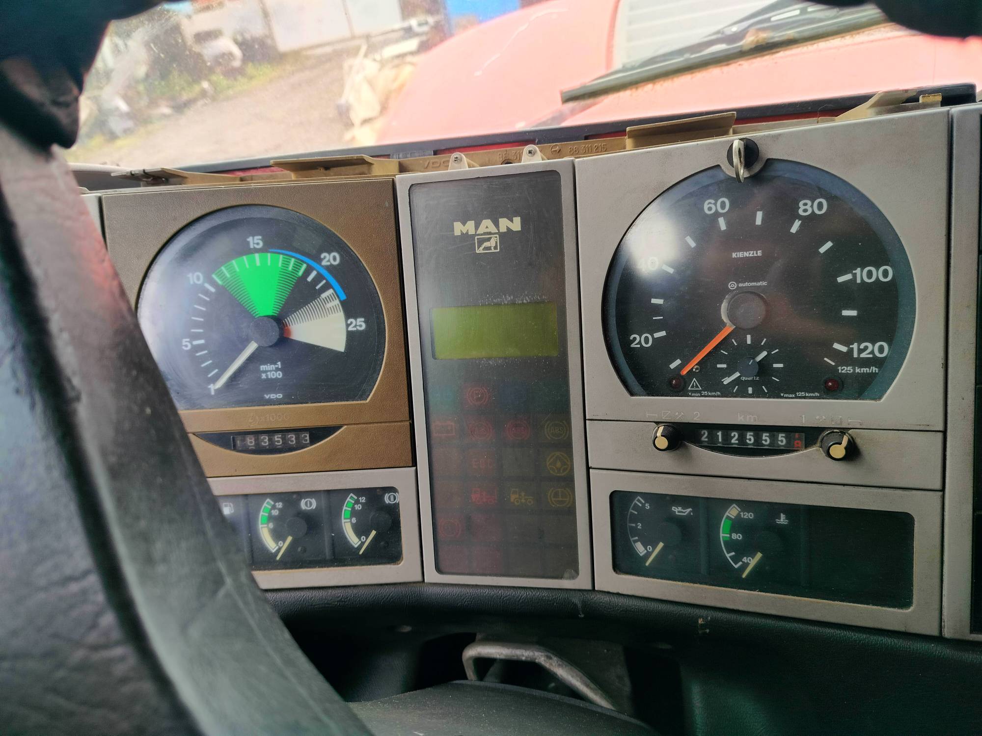 На разборку поступил MAN F2000 2000 г.в. Двигатель D2866LF31 4-х клапанные головки, КПП 16S181 с ретардой, редуктор HY13110 37/12 подвеска рессорная перед, сзади воздух. Кабина высокая, гнилая. Крыша в продаже.